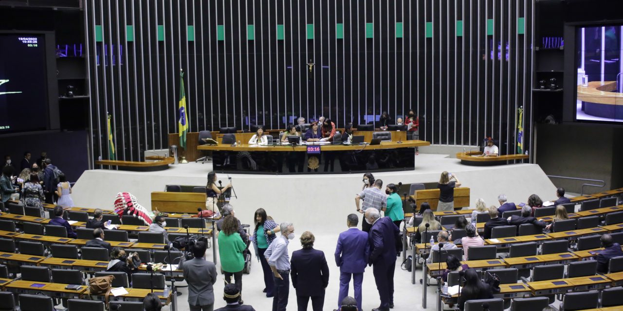 CCJ aprova substituto que proíbe celulares em escolas do Brasil