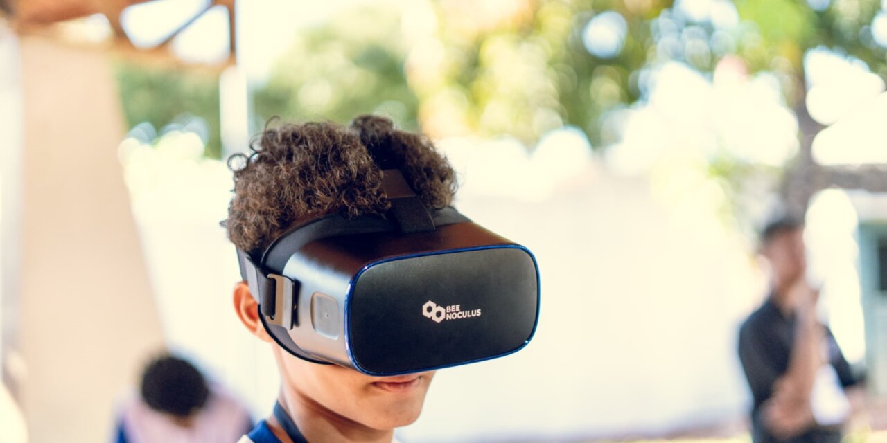 Projeto leva laboratórios com óculos VR para escolas de Goiânia